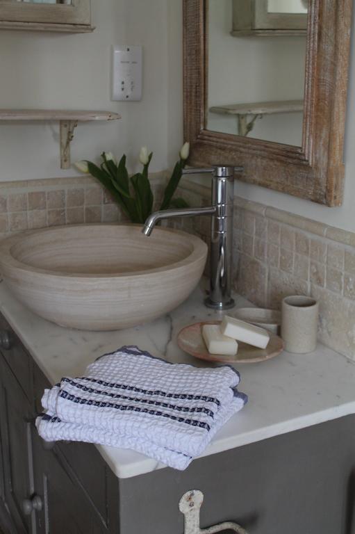 Roundhill Farmhouse Bed & Breakfast Bath Room photo